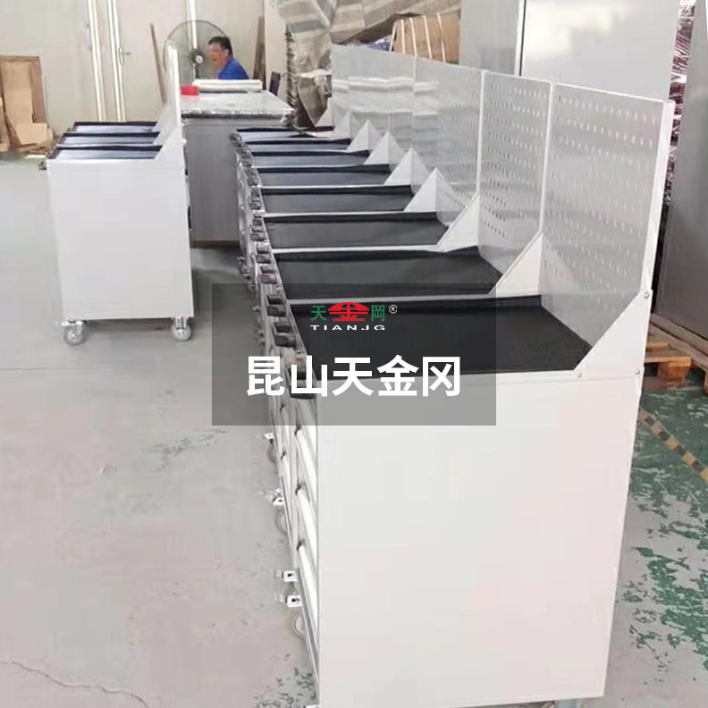 天金岡專注鉗工工具柜18年，給您批發(fā)價格